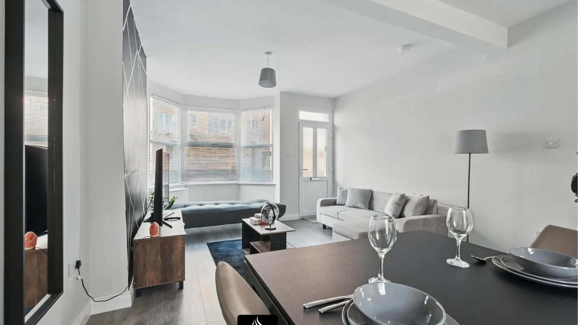 2 Bed House By Boyeilles Apartments Short Lets & Serviced Accommodation Belfast With Pool Table & Free Parking 0*,  영국