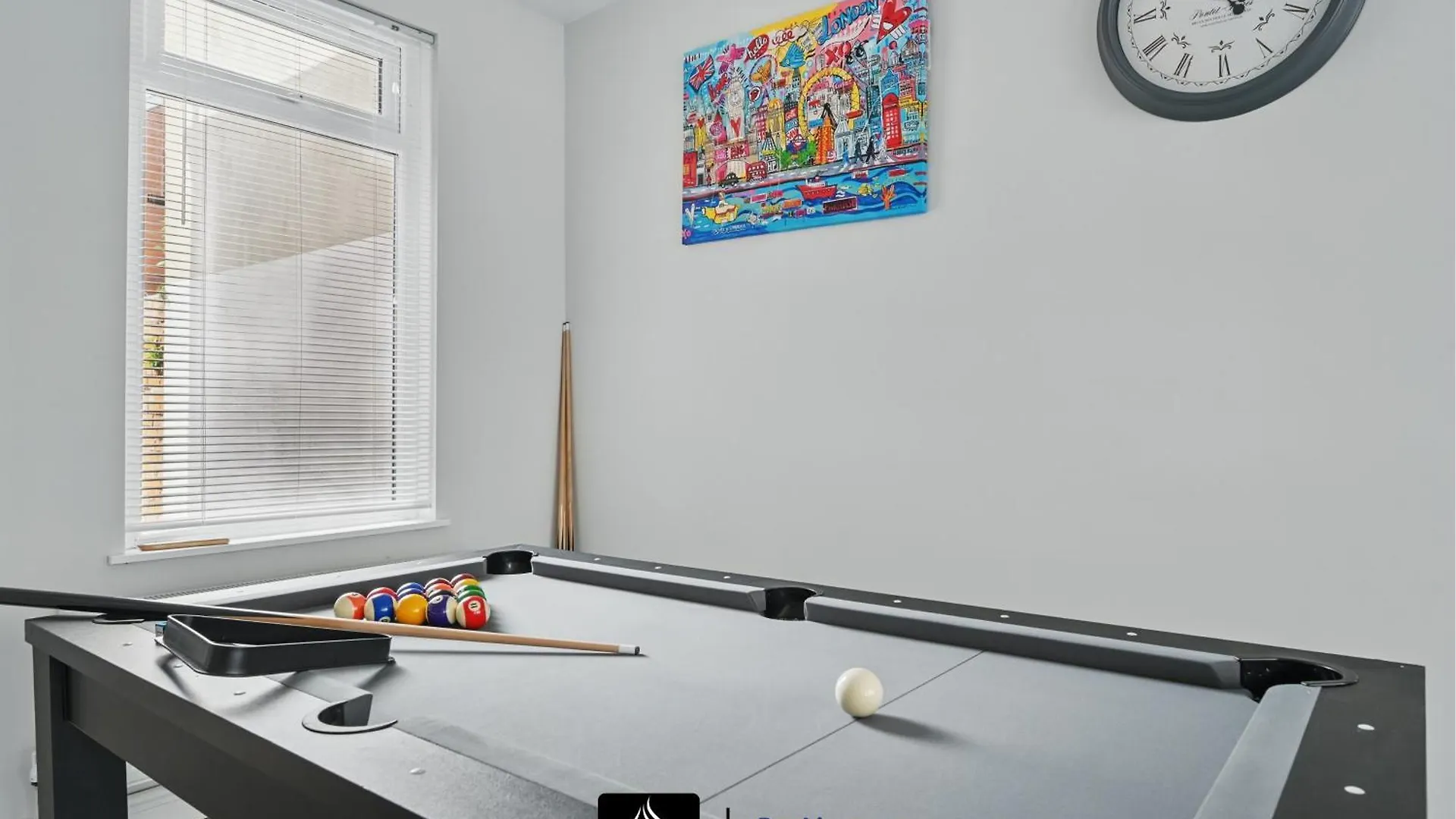 2 Bed House By Boyeilles Apartments Short Lets & Serviced Accommodation Belfast With Pool Table & Free Parking
