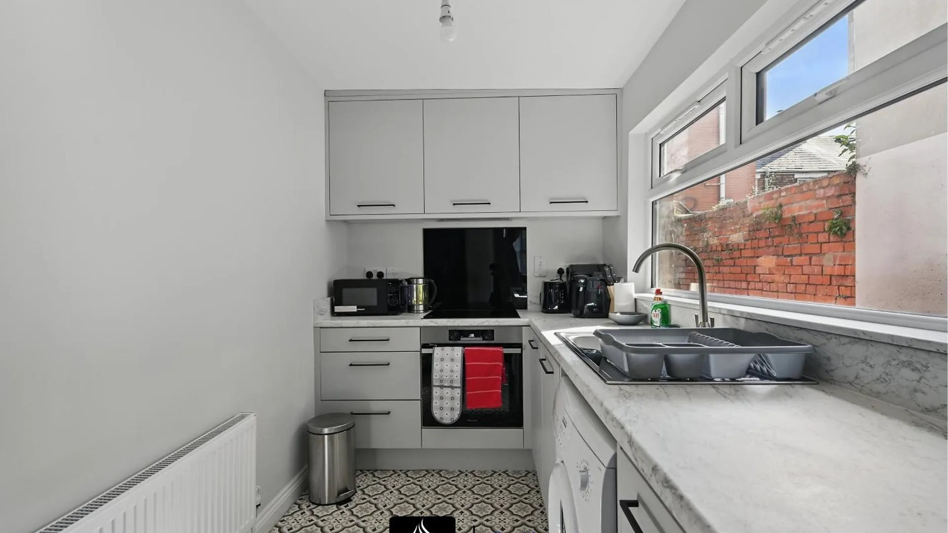 2 Bed House By Boyeilles Apartments Short Lets & Serviced Accommodation Belfast With Pool Table & Free Parking