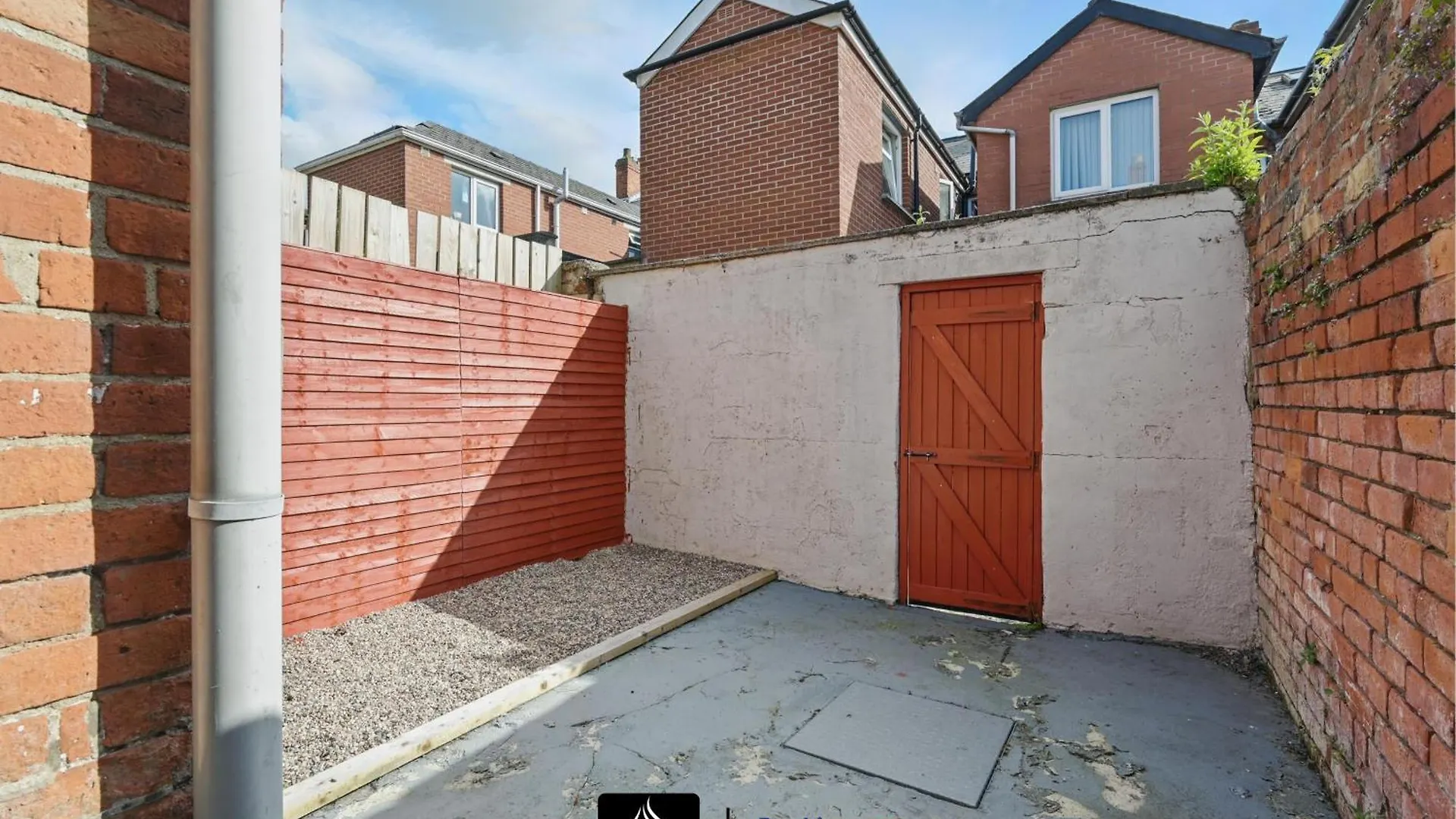 2 Bed House By Boyeilles Apartments Short Lets & Serviced Accommodation Belfast With Pool Table & Free Parking