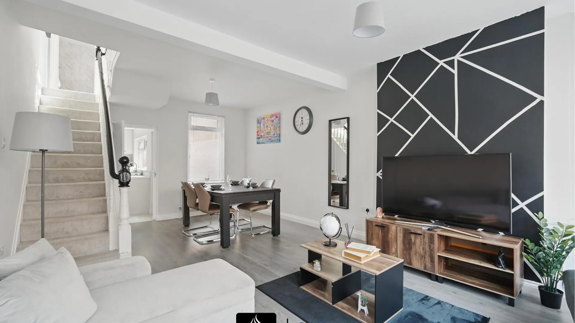 2 Bed House By Boyeilles Apartments Short Lets & Serviced Accommodation Belfast With Pool Table & Free Parking