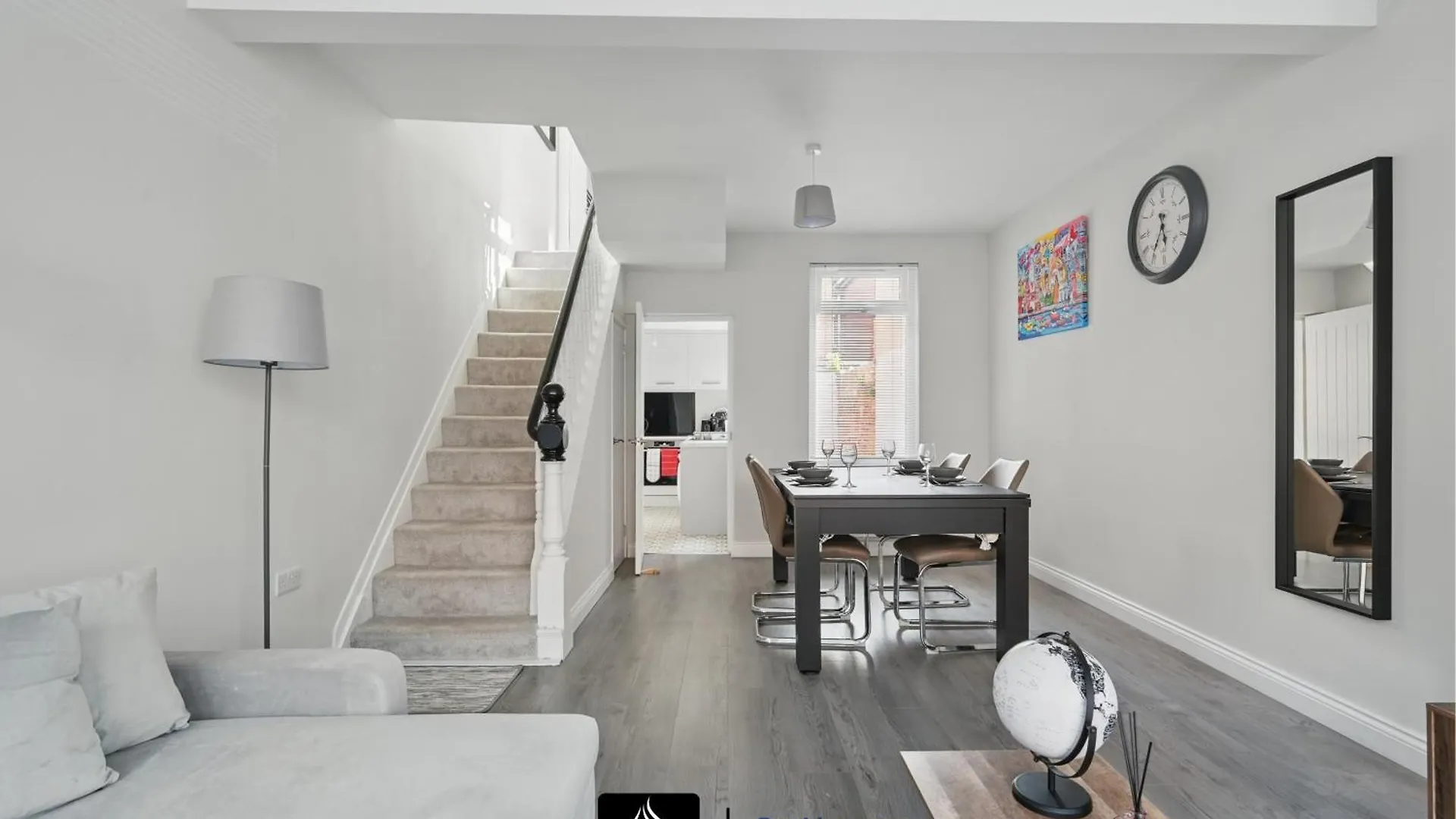 2 Bed House By Boyeilles Apartments Short Lets & Serviced Accommodation Belfast With Pool Table & Free Parking